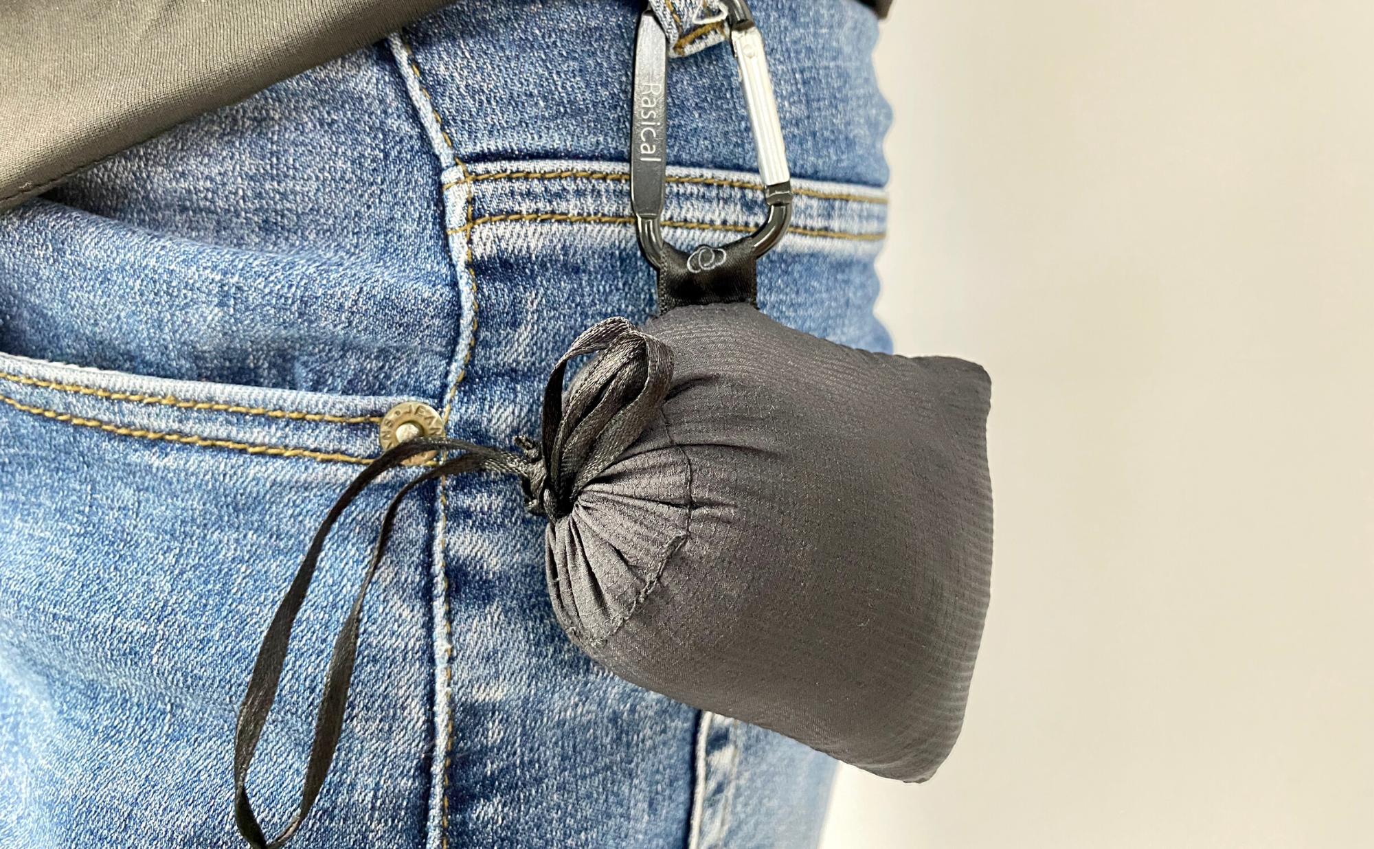 エコラシバッグとカラビナをつなぐもの