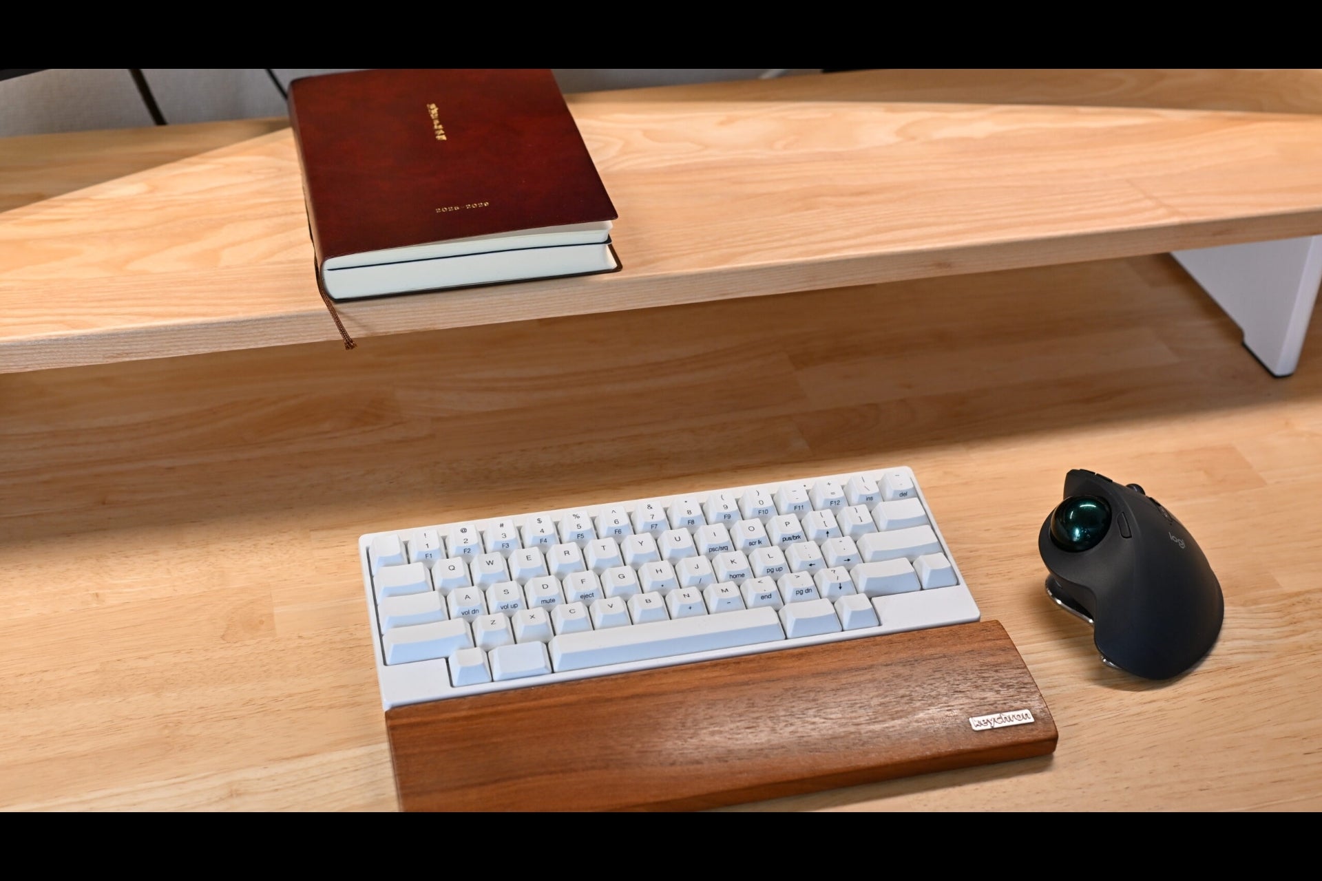 電動昇降デスク3台を購入して使い比べた在宅勤務オタク、Tom様「Rasical Shelf」Blogレビュー✍️ RasicalShelf techneighbor review