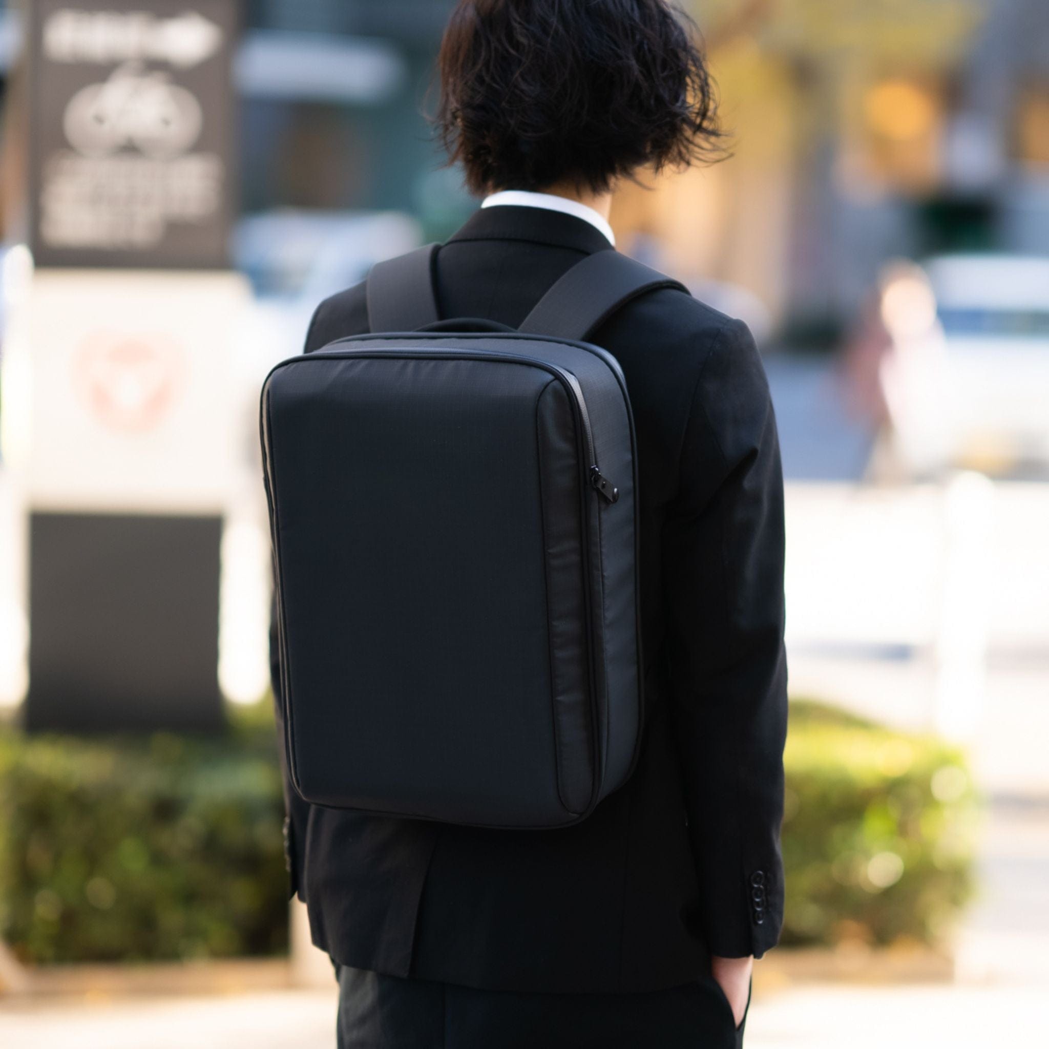 【4点限り】マグネット接続で個性的、荷物が軽く感じる多機能バックパック「グロースピーク3」