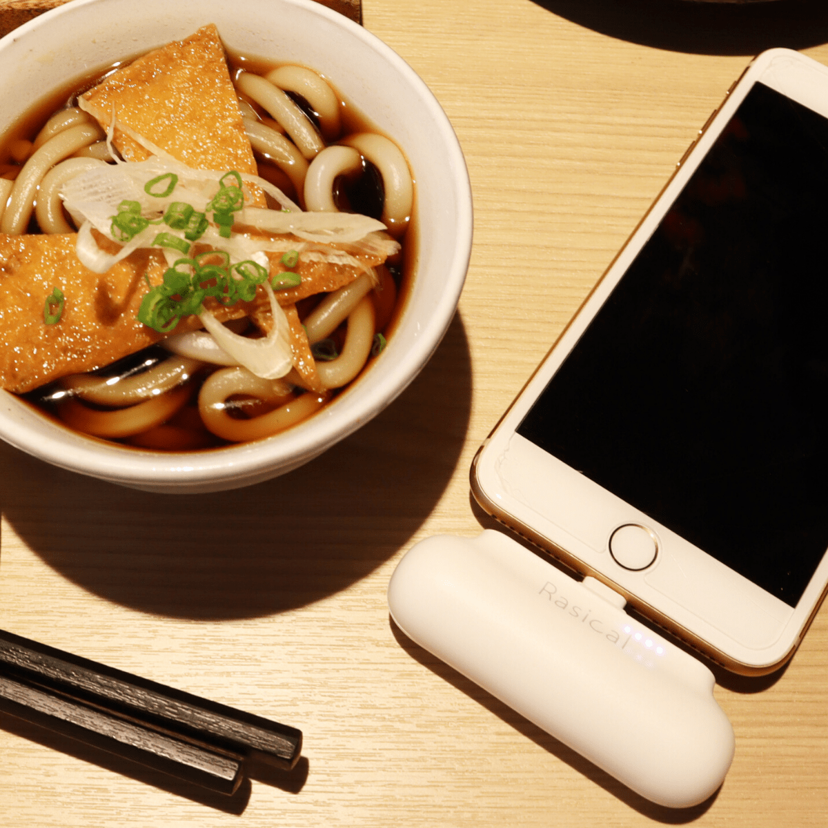 ケーブルいらずのモバイルバッテリー「マグッピ2」【即納】 - RASICAL