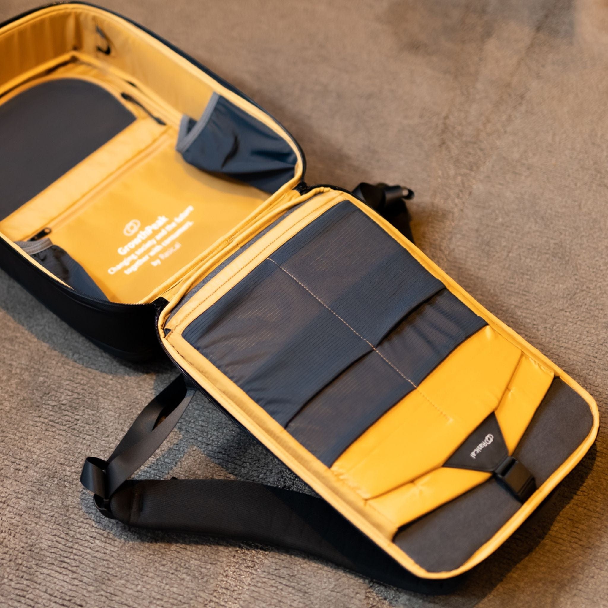 【4点限り】マグネット接続で個性的、荷物が軽く感じる多機能バックパック「グロースピーク3」