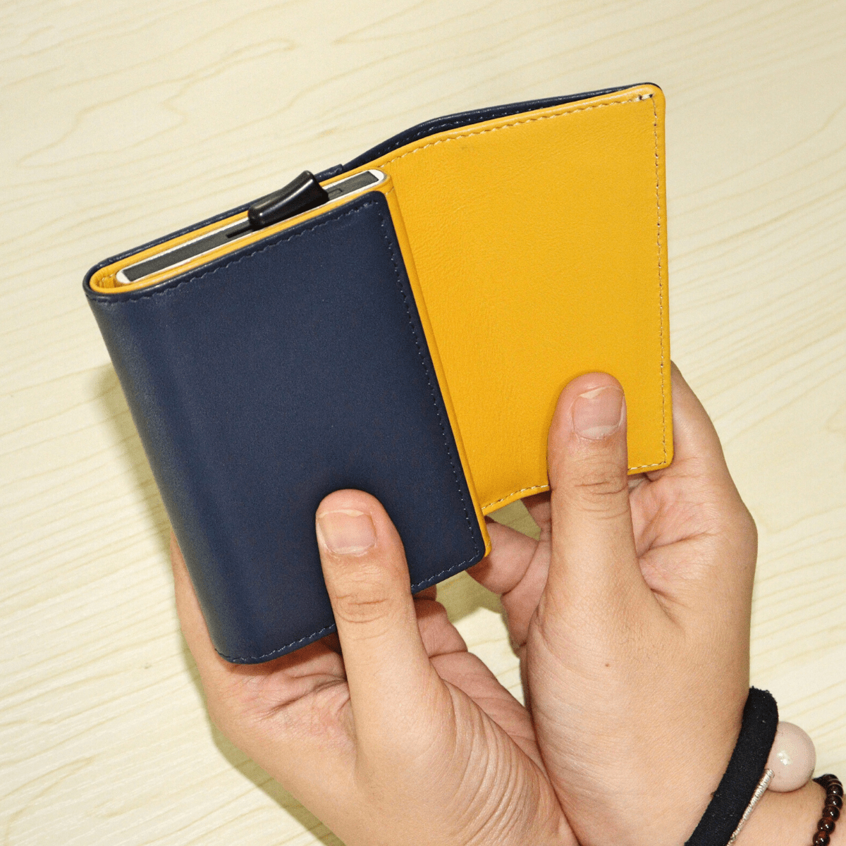 高級感のある取り外しカードホルダー付き財布「ピタマグウォレット」【即納】 - RASICAL