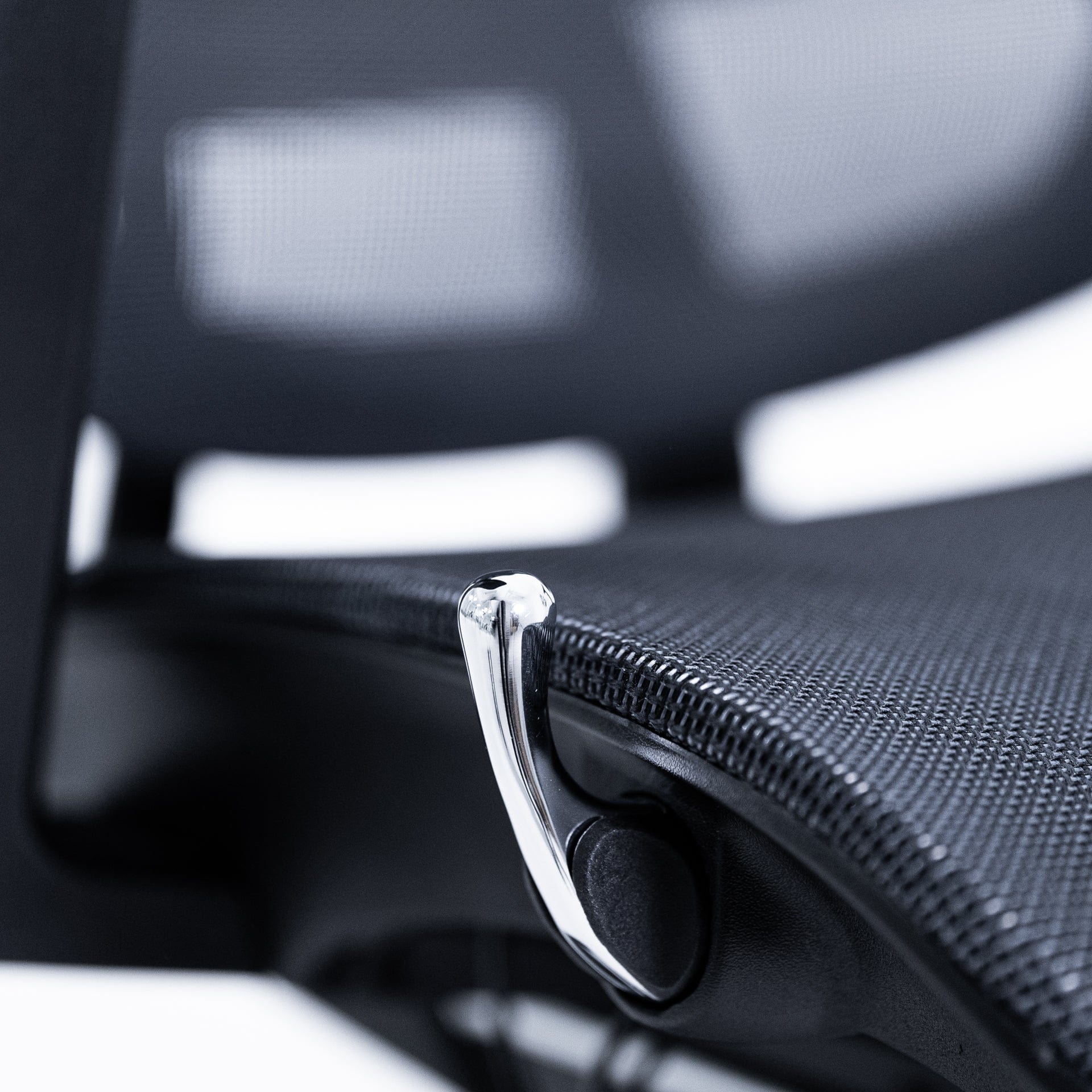 【USED】人間工学に基づいて作られた、姿勢を保つ超集中ワークチェア「GrowSpica」Pro