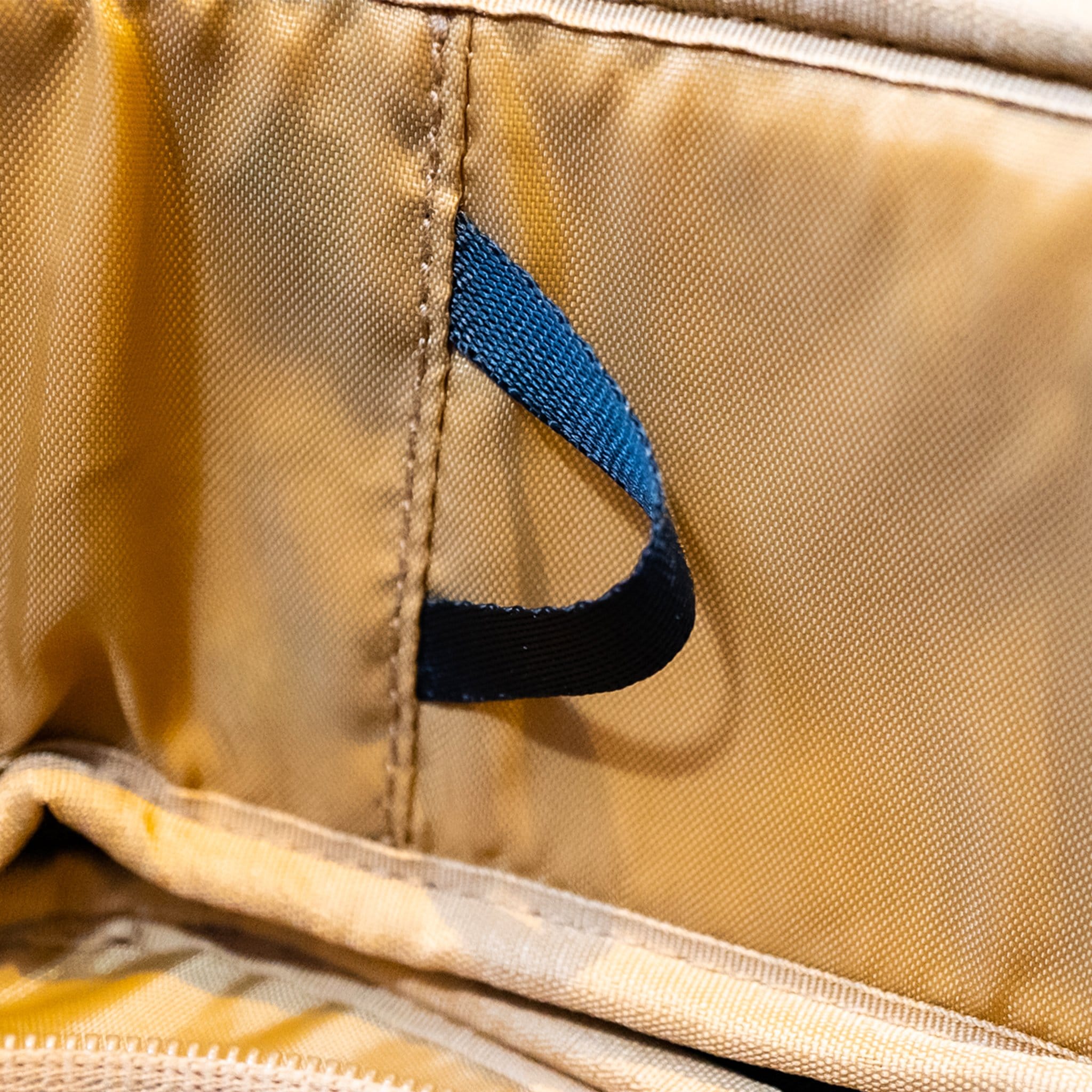 【4点限り】マグネット接続で個性的、荷物が軽く感じる多機能バックパック「グロースピーク３」